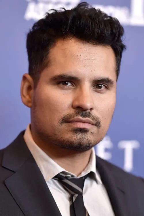 Michael Peña interpretando a Miguel