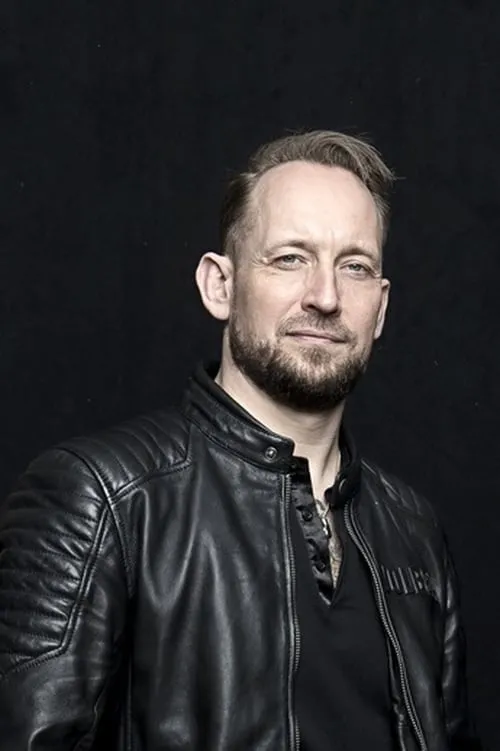 Michael Poulsen interpretando a Himself