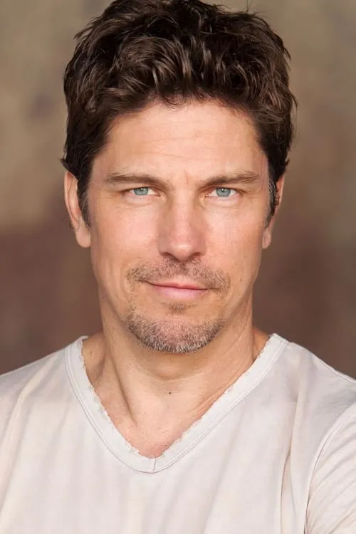 Michael Trucco interpretando a Frank