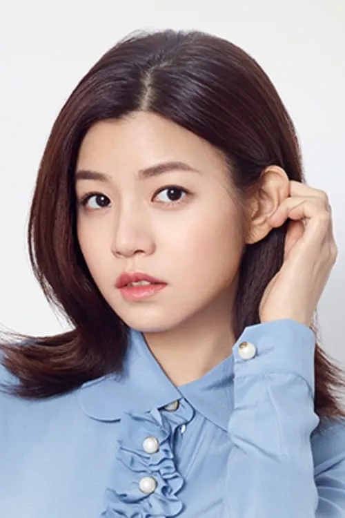 Michelle Chen interpretando a Angela