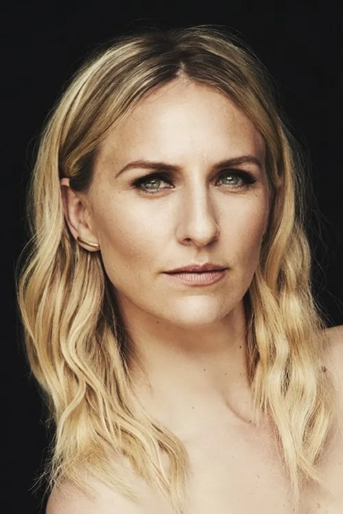 Mickey Sumner interpretando a Claire / Sister