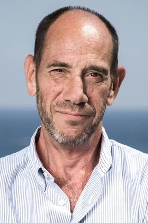 Miguel Ferrer interpretando a Scott Toney