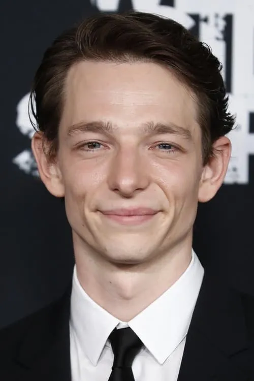 Mike Faist interpretando a Tony