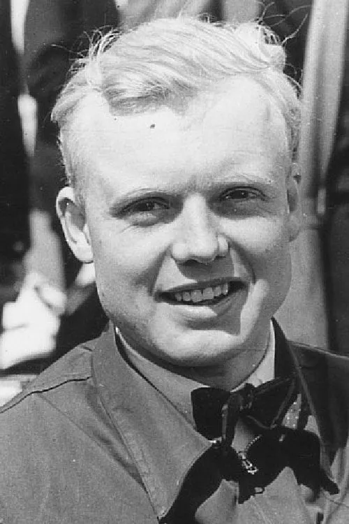 Mike Hawthorn interpretando a Himself