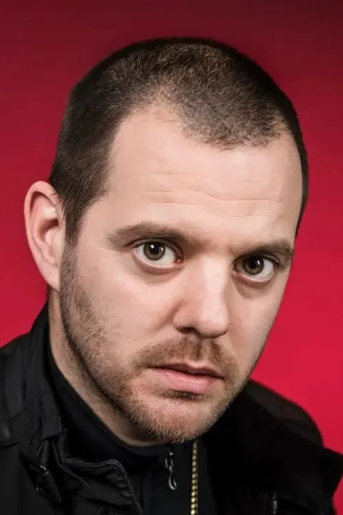 Mike Skinner interpretando a John