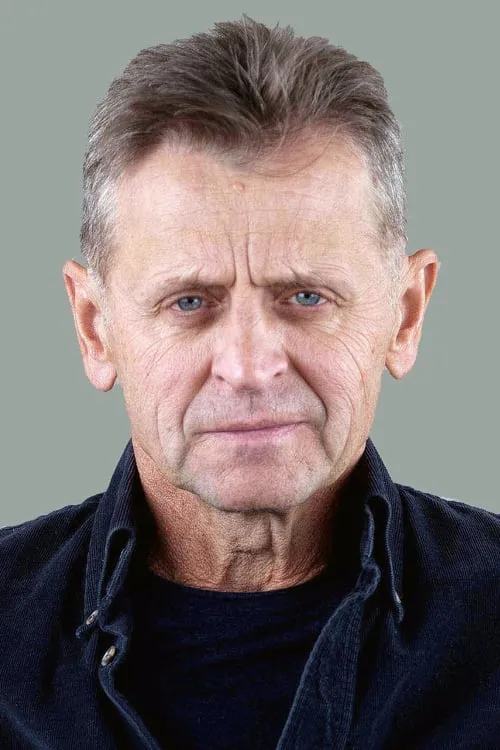 Foto de perfil del actor Mikhail Baryshnikov en el reparto