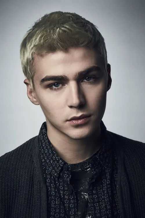 Miles Heizer interpretando a Young James