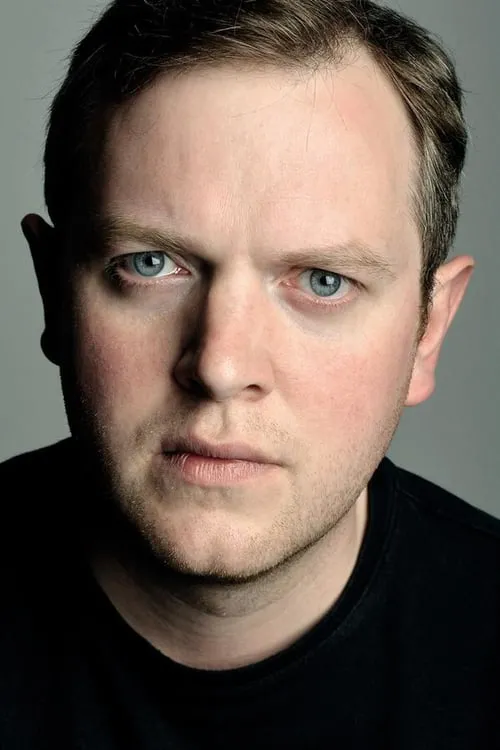 Miles Jupp interpretando a Participant