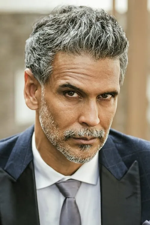 Milind Soman interpretando a Harry Oberoi