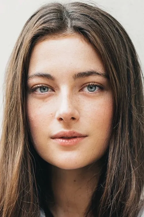 Millie Brady interpretando a Vera