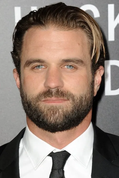 Milo Gibson interpretando a Dave Hayes