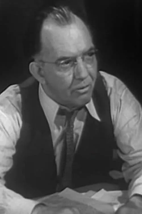 Milton Kibbee interpretando a U.S.O. Show Emcee (uncredited)