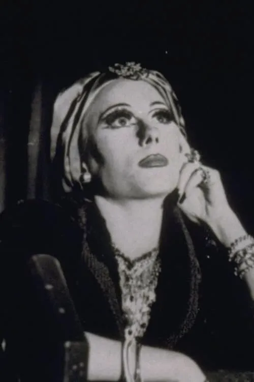 Mink Stole interpretando a Alex