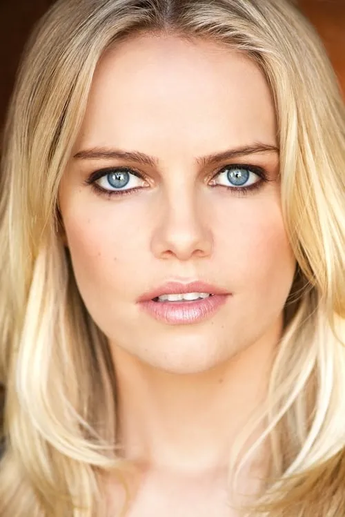 Mircea Monroe interpretando a Angela