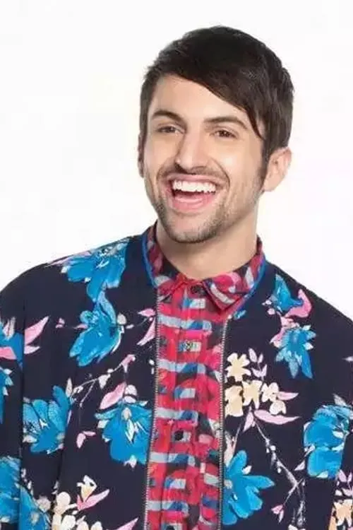 Mitch Grassi interpretando a Himself