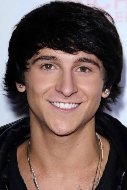 Mitchel Musso interpretando a Raymond Figg