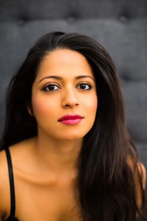 Mouzam Makkar interpretando a Mara Simone