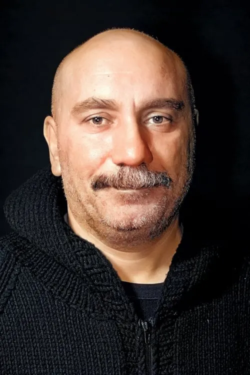 Mustafa Avkıran interpretando a Sadik