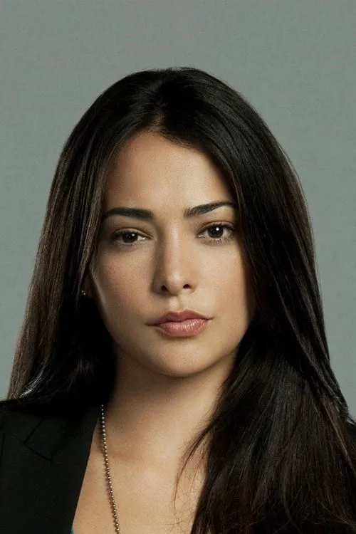 Natalie Martinez interpretando a Mari