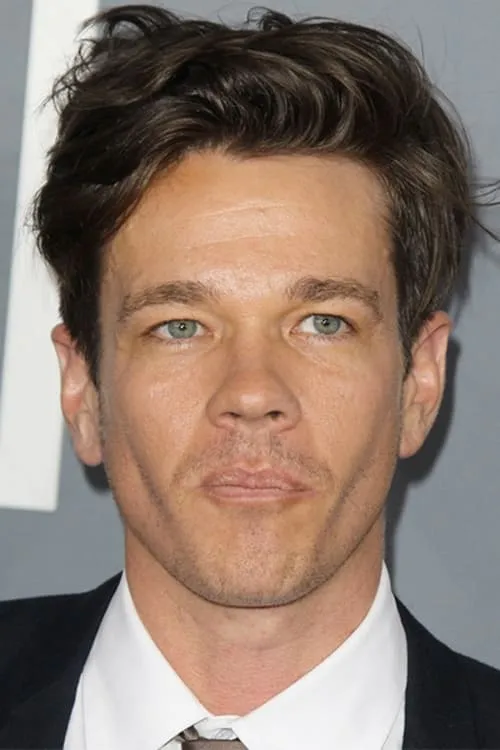 Nate Ruess interpretando a Self