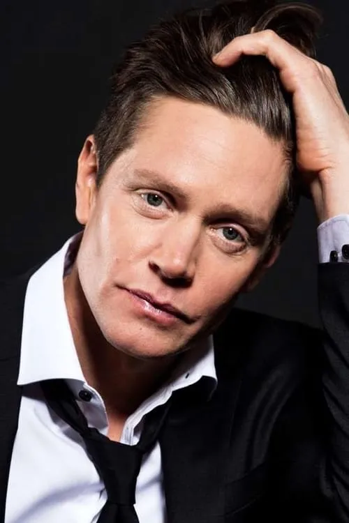 Nathan Page interpretando a Len