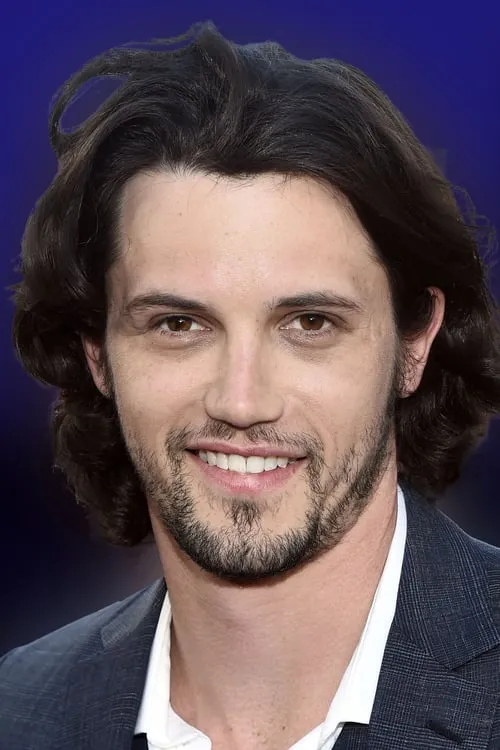 Nathan Parsons interpretando a Jake