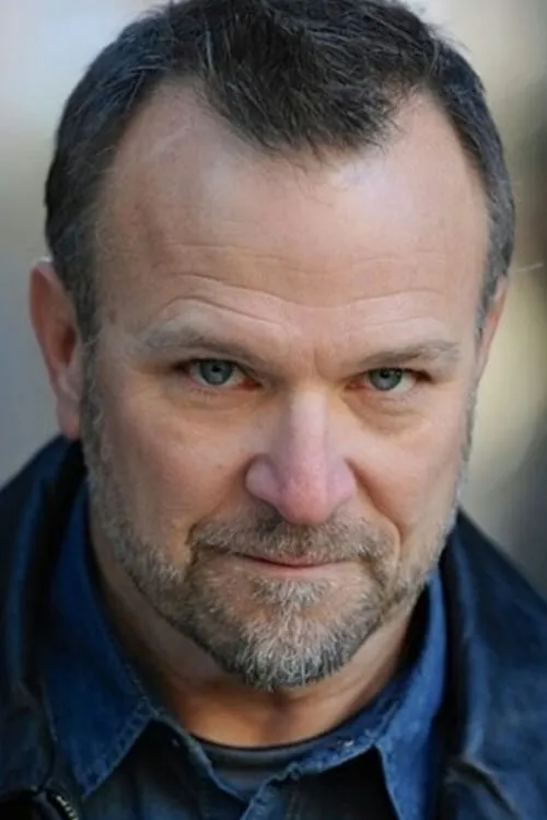 Ned Luke interpretando a Bill