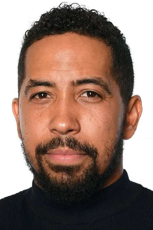 Neil Brown Jr. interpretando a Deputy Rich Diaz