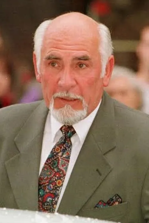 Neil Connery interpretando a Dr. Neil Connery