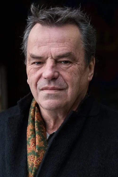 Neil Jordan interpretando a Himself