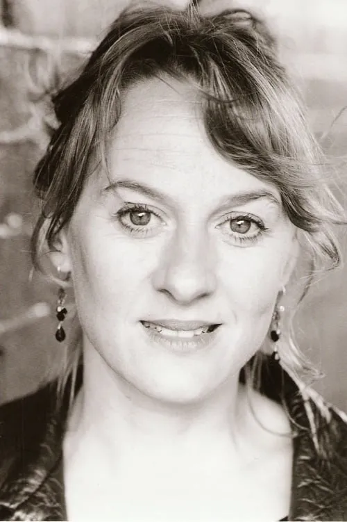 Niamh Cusack interpretando a Iris