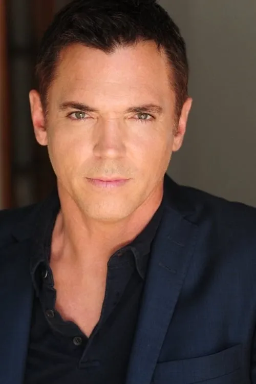 Nicholas Lea interpretando a Steven Harris