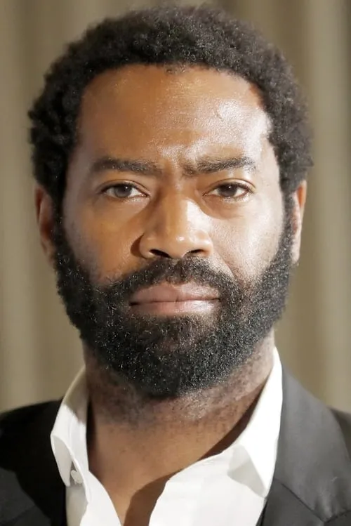 Nicholas Pinnock interpretando a Daniel