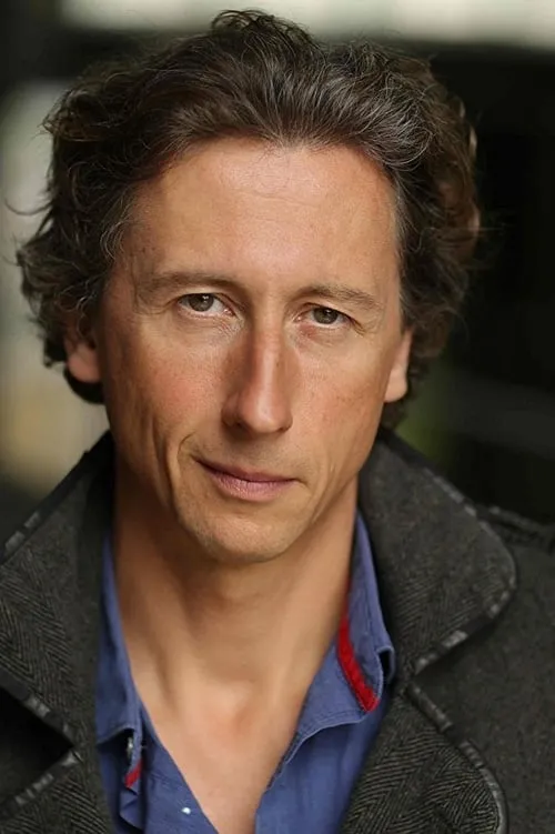 Nicholas Rowe interpretando a Headmaster