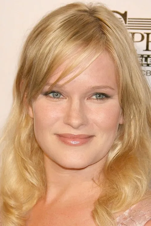 Nicholle Tom interpretando a Heather