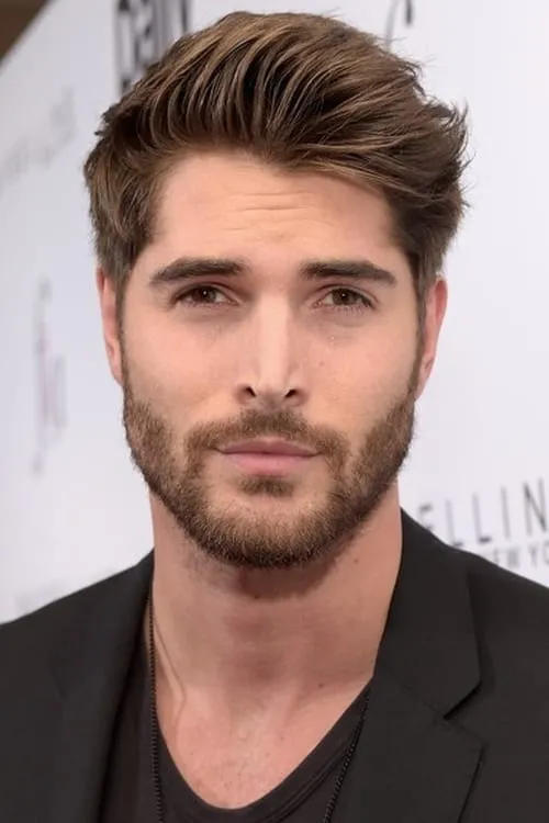 Nick Bateman interpretando a Matt Saunders