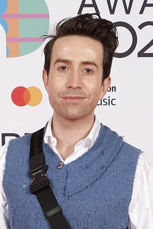 Nick Grimshaw interpretando a Self - Backstage Host