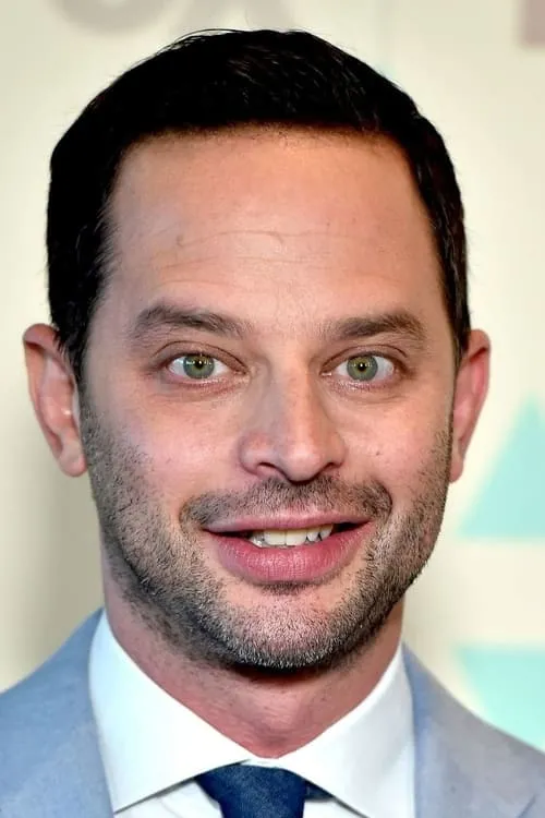 Nick Kroll interpretando a Hotel Clerk