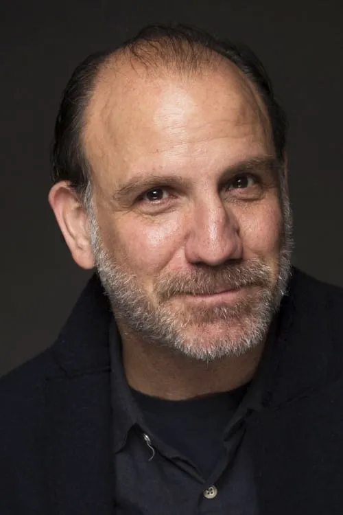 Nick Sandow interpretando a Hank