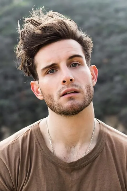 Nico Tortorella interpretando a Tobias