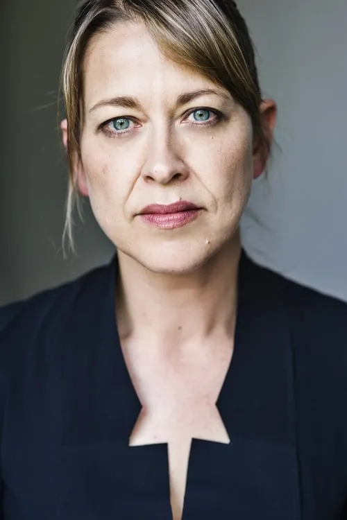 Nicola Walker interpretando a Carla