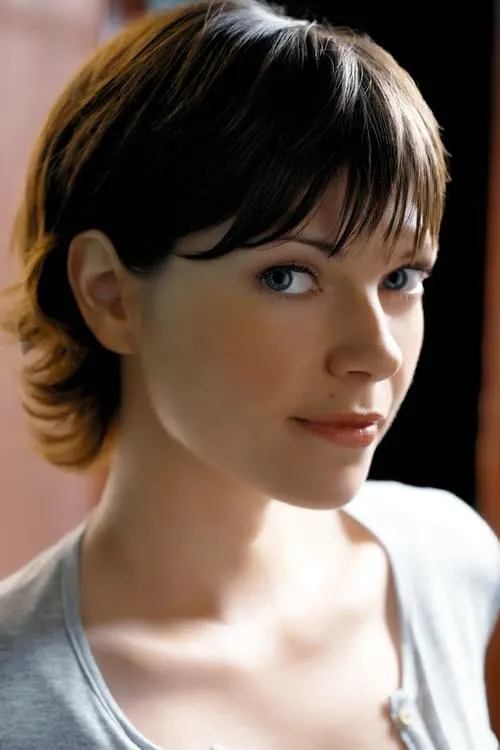 Nicole de Boer interpretando a Rebecca