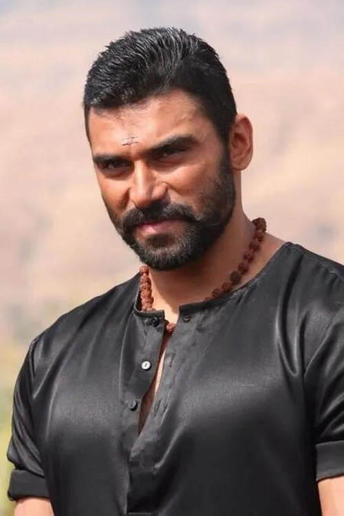 Nikitin Dheer interpretando a Rohan