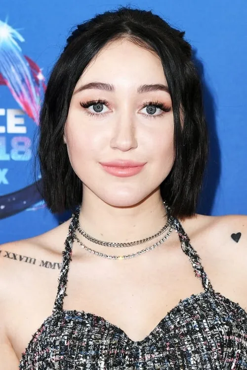 Noah Cyrus interpretando a Herself