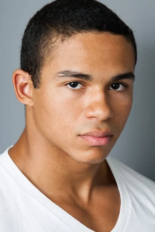 Noah Gray-Cabey interpretando a Robbie