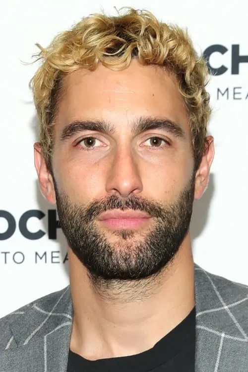 Noah Mills interpretando a Looch