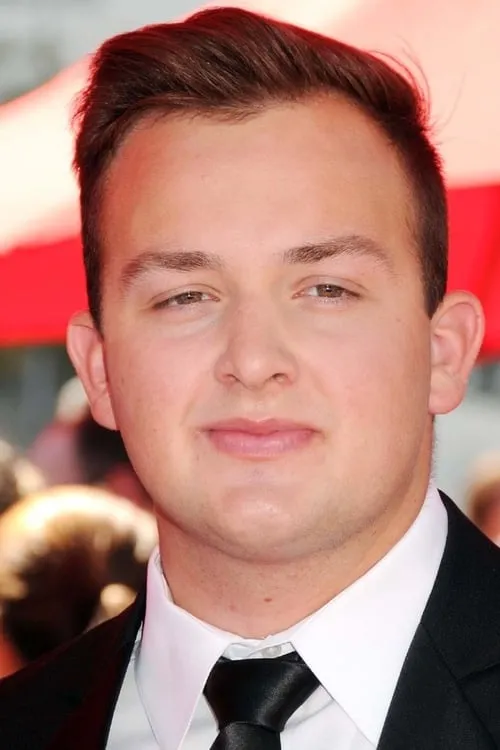 Noah Munck interpretando a Nicholas Borelli II