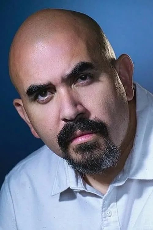 Noel Gugliemi interpretando a Detective Anderson