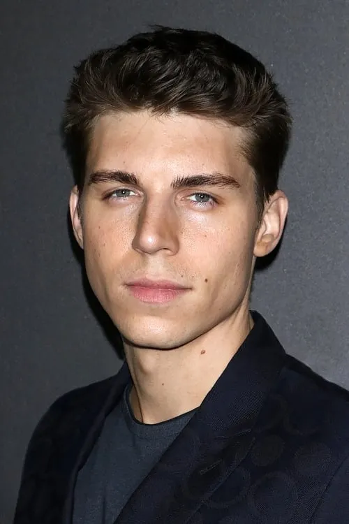 Nolan Gerard Funk interpretando a Garret Foster