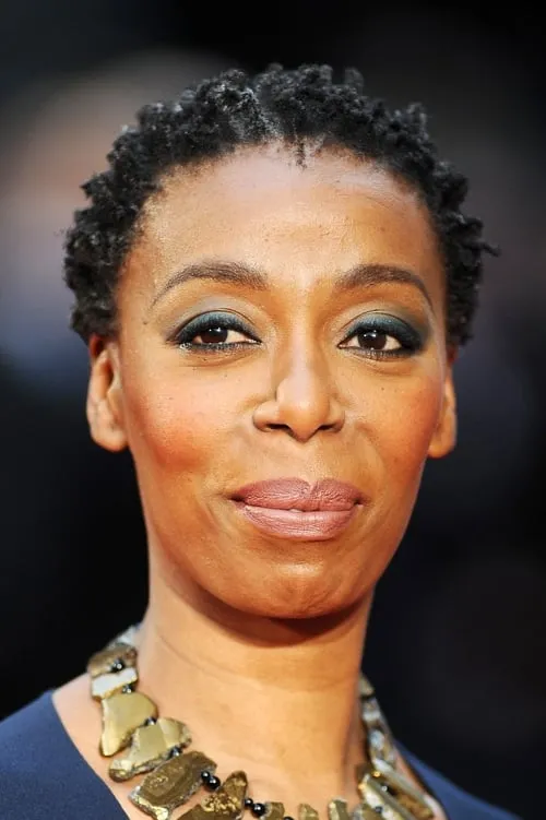 Noma Dumezweni interpretando a Mrs. Lee